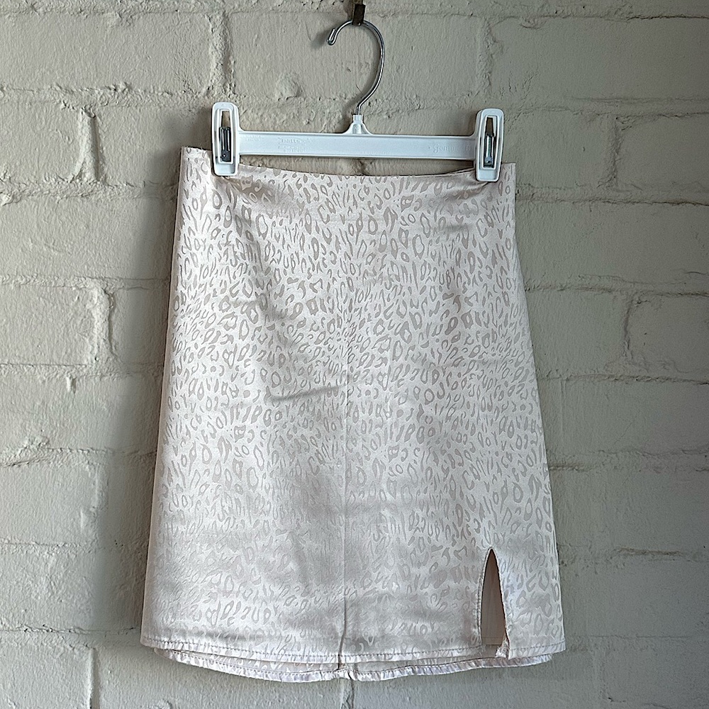 Le Lis size large light gold cream colored animal cheetah print silky skirt